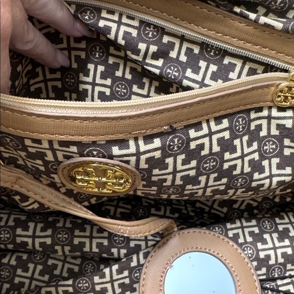 Tory Burch | Ella Recycled Nylon Material Tote Bag in Tan & Cream - Picture 13 of 14